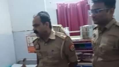 अस्पताल में पूछताछ करती पुलिस