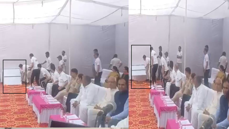 Baghpat: Sardar Patel Jayanti in Baghpat: Patel’s Photo Falls During Event, Leaders Continue Speech