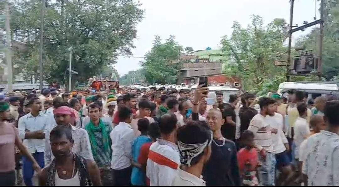 दुलारचंद की शव यात्रा में उमड़ी भीड़।