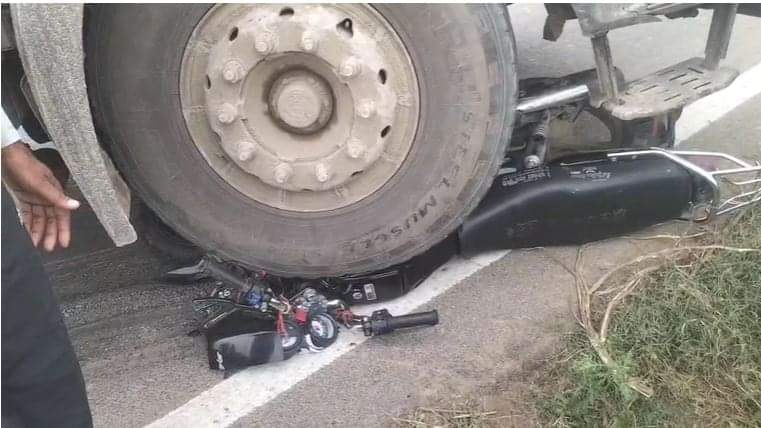 Three people died along with mother and daughter  in agra road accident