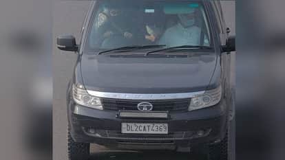 बाइक सवारों को रौंदने वाली कार।