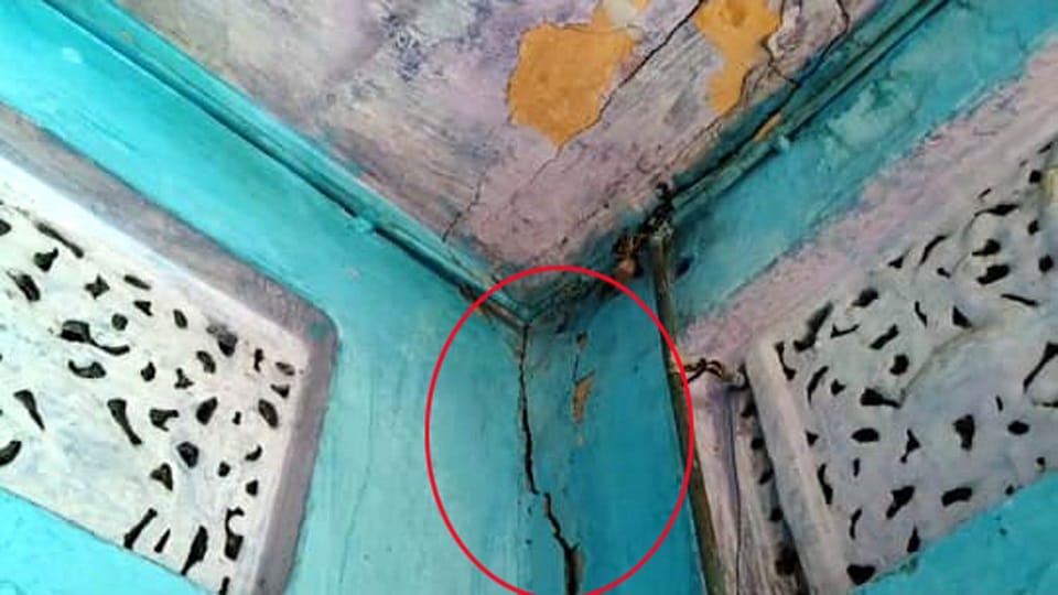 Leakage caused cracks in the walls of houses