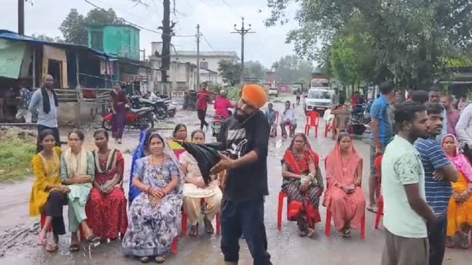 चार पंचायतों के ग्रामीणों का प्रदर्शन