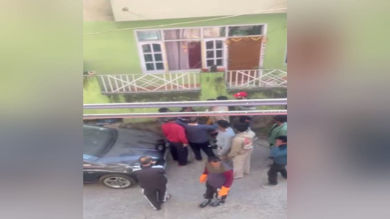 Solan: Bloody clash outside a private apartment in the city, half a dozen people injured, watch video