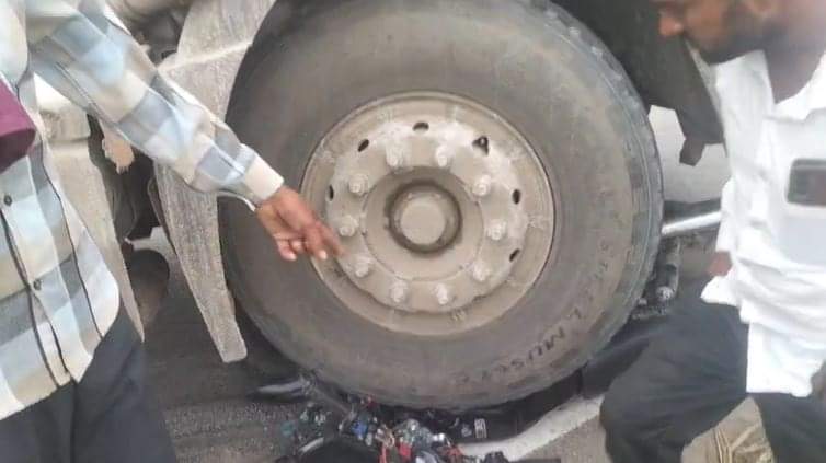 Three people died along with mother and daughter  in agra road accident