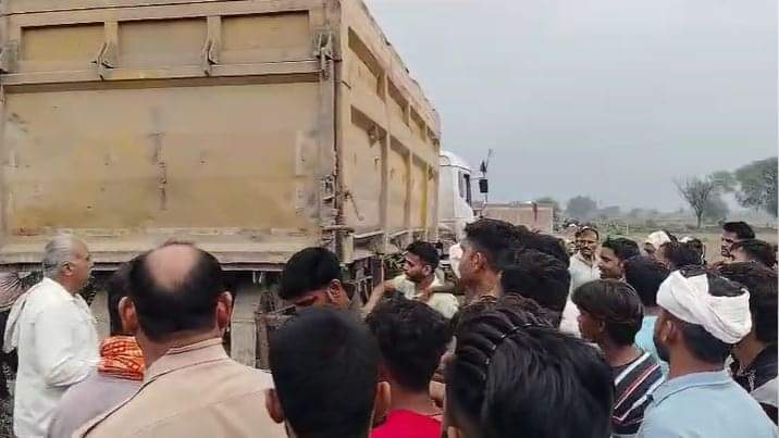 Three people died along with mother and daughter  in agra road accident