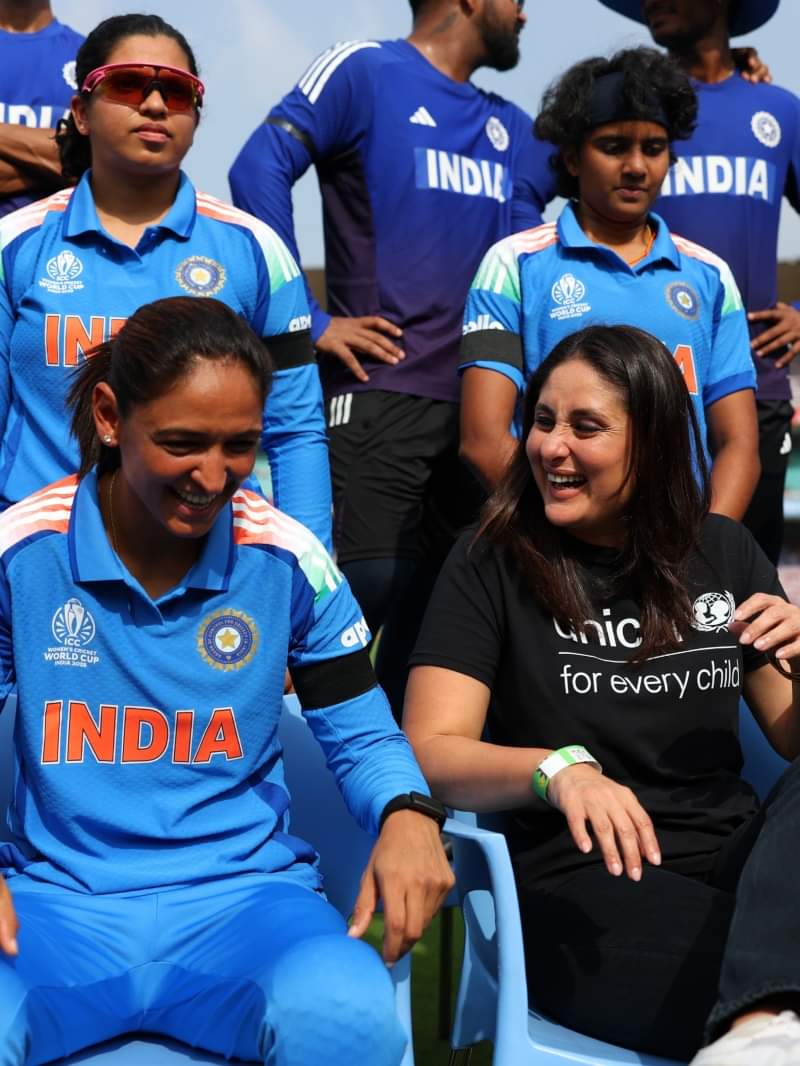 महिला टीम के साथ करीना