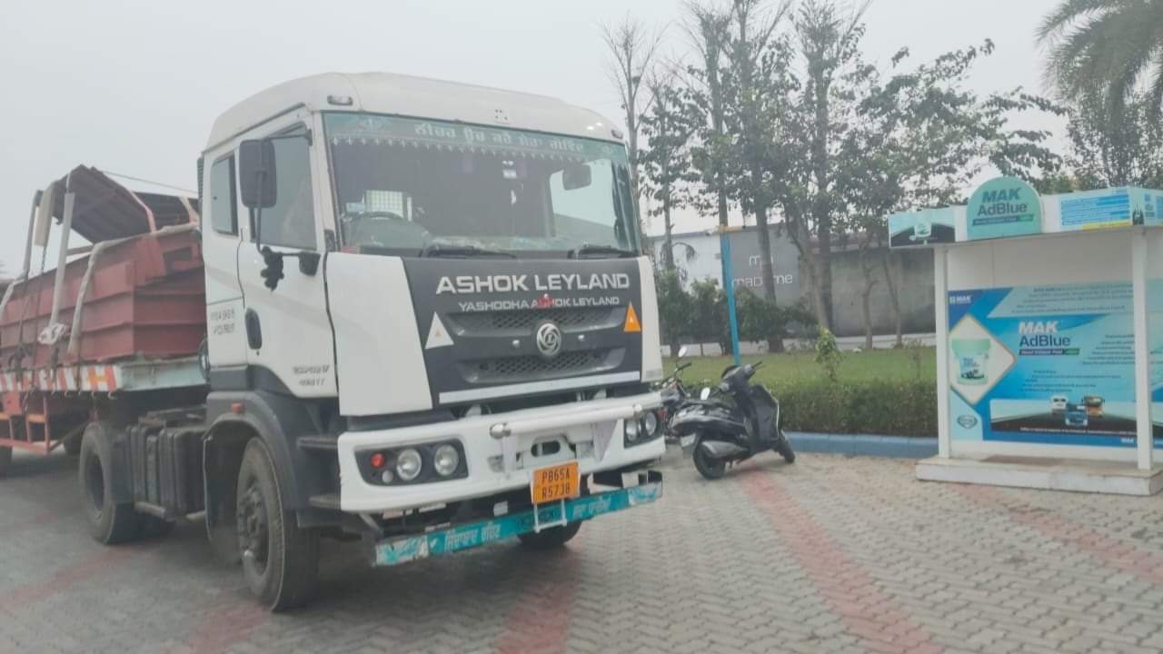 इसी वाहन में कार की हुई टक्कर