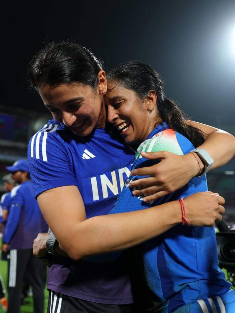 जीत के बाद भावुक हुए साथी खिलाड़ी, जेमिमा को लगाया गले