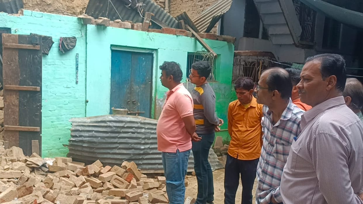 Farrukhabad dilapidated house collapsed young man died wife son and daughter injured admitted to Hospital