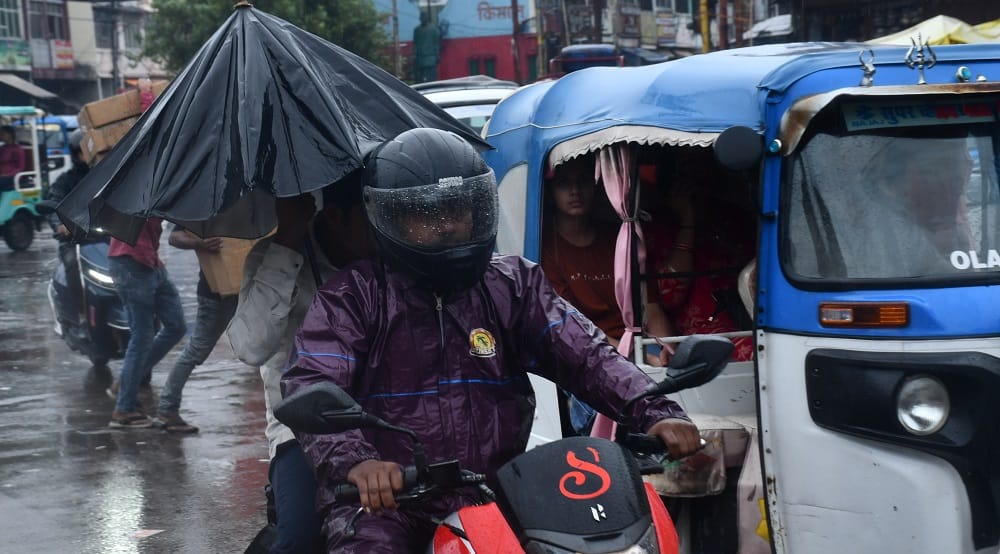 Kanpur Weather Update Montha collides with the low pressure area of the Arabian Sea causing damage to crops