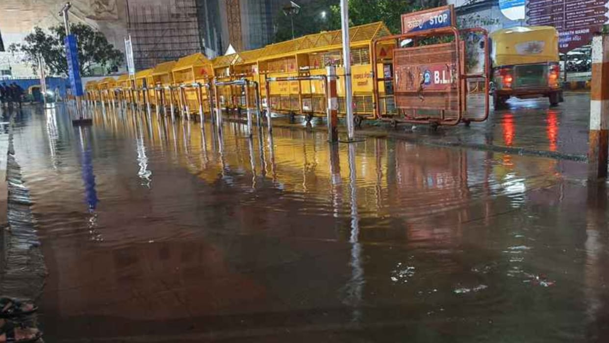 Varanasi Weather Update Heavy rain due to Cyclone Montha