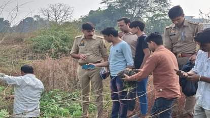 खोपड़ी व अवशेष मिलने पर मौके पर पहुंची पुलिस और ग्रामीण।