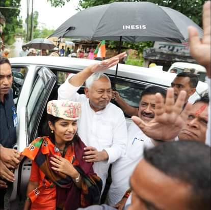 मैथिली ठाकुर ने मिथिला की परंपरा के अनुसार नीतीश कुमार का किया स्वागत।