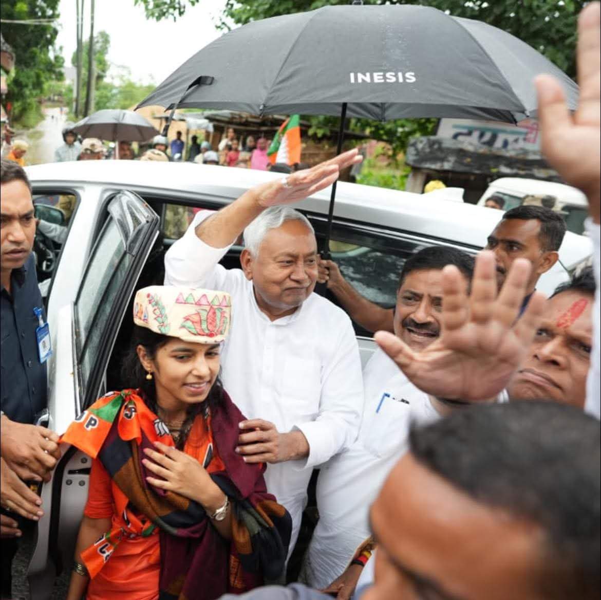 मैथिली ठाकुर ने मिथिला की परंपरा के अनुसार नीतीश कुमार का किया स्वागत।