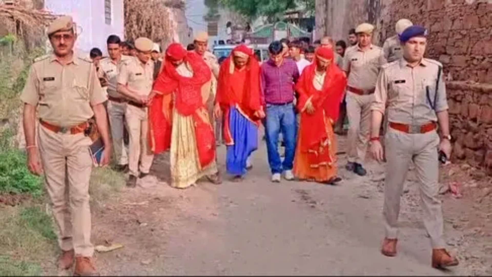 आरोपियों की परेड निकालती पुलिस