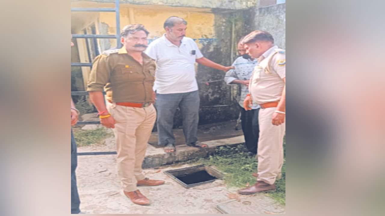 माैके पर जांच करती पुलिस।