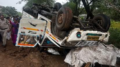 One person died and 17 were injured when a vehicle carrying people on a picnic overturned