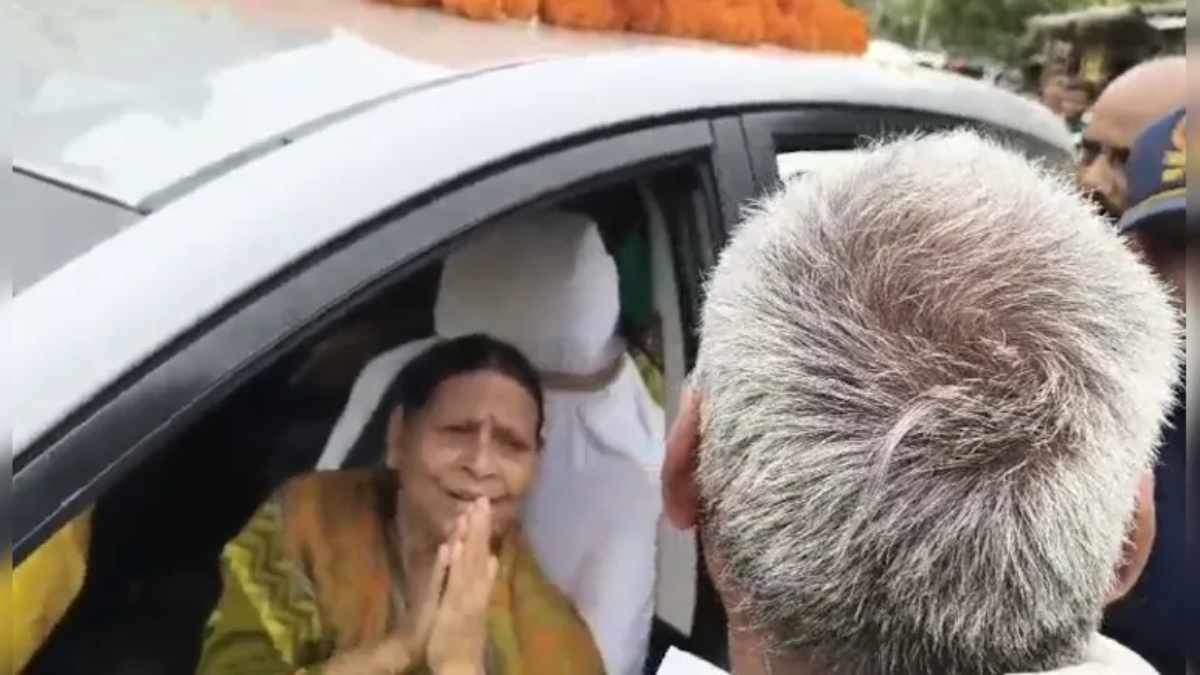 राघोपुर में राबड़ी देवी से बुजुर्ग ने की शिकायत