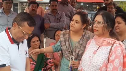 सेंट्रल मार्केट विवाद: अनदेखी से नाराज व्यापारी धरने पर अड़े, महिलाओं ने भाजपा नेताओं को सुनाई खूब खरी-खोटी| सेंट्रल मार्केट विवाद: अनदेखी से नाराज व्यापारी धरने पर अड़े, महिलाओं ने भाजपा नेताओं को सुनाई खूब खरी-खोटी|