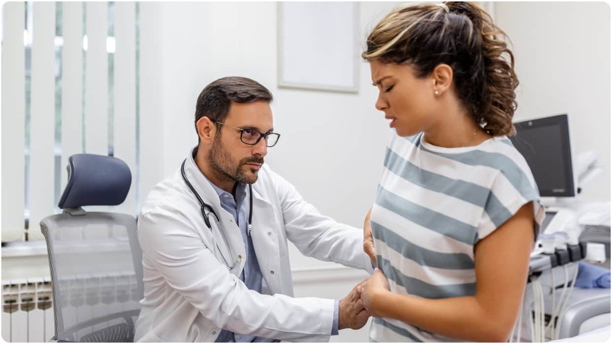 what causes ovarian cyst kyu hota hai know its symptoms in hindi
