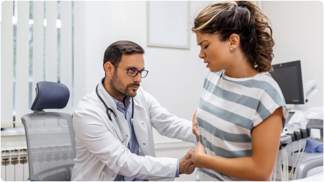 what causes ovarian cyst kyu hota hai know its symptoms in hindi