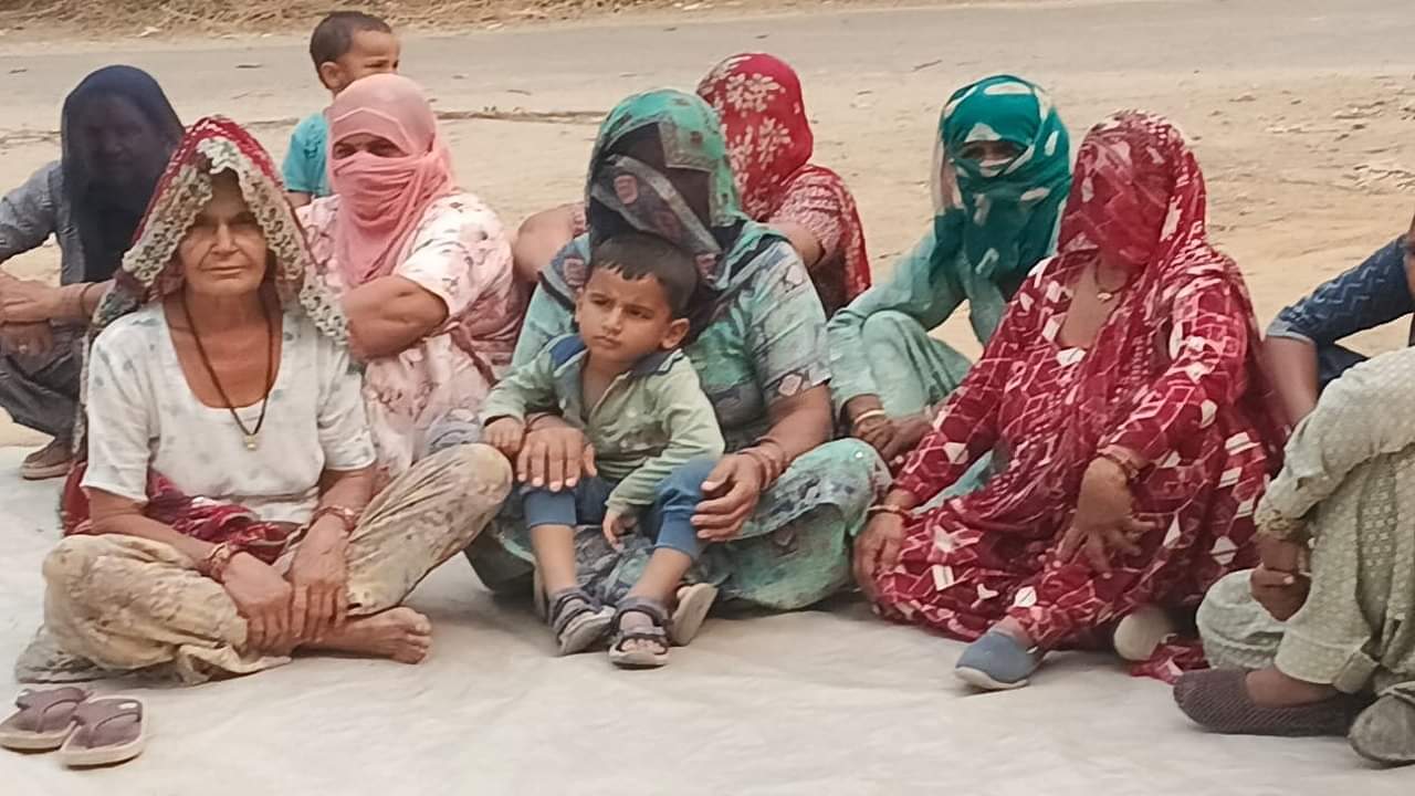 धरना दे रही महिलाएं