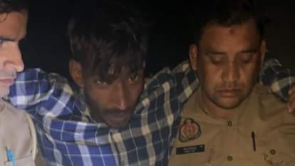 घायल आरोपी को लेकर जाते पुलिसकर्मी