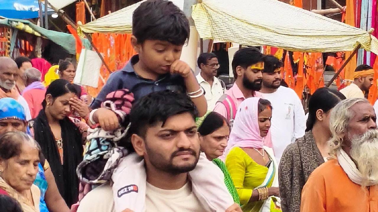 Panchkosi Parikrama Ayodhya 2025 Lakhs of Devotees Join the Holy Yatra Chanting Jai Shri Ram news in Hindi