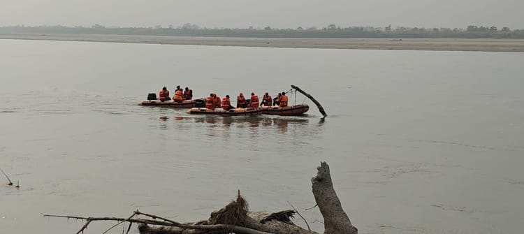 ब्रह्मपुत्र नदी में डूबी नाव, 22 डूबे, 6 लापता