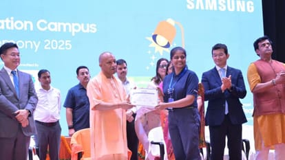 CM Yogi distribute certificates among students and give statements in Gorakhpur