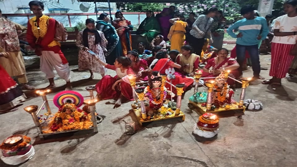 During the immersion of Gauri Gaura two sides clashed with sticks many people were injured in Bhatapara
