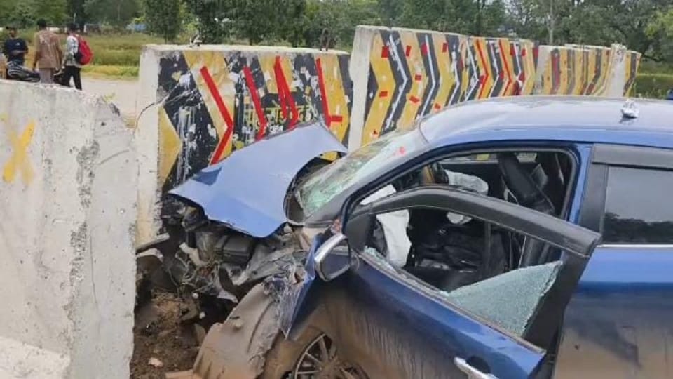 Accident on National Highway 31 speeding car hits divider one dead four critical in Korba