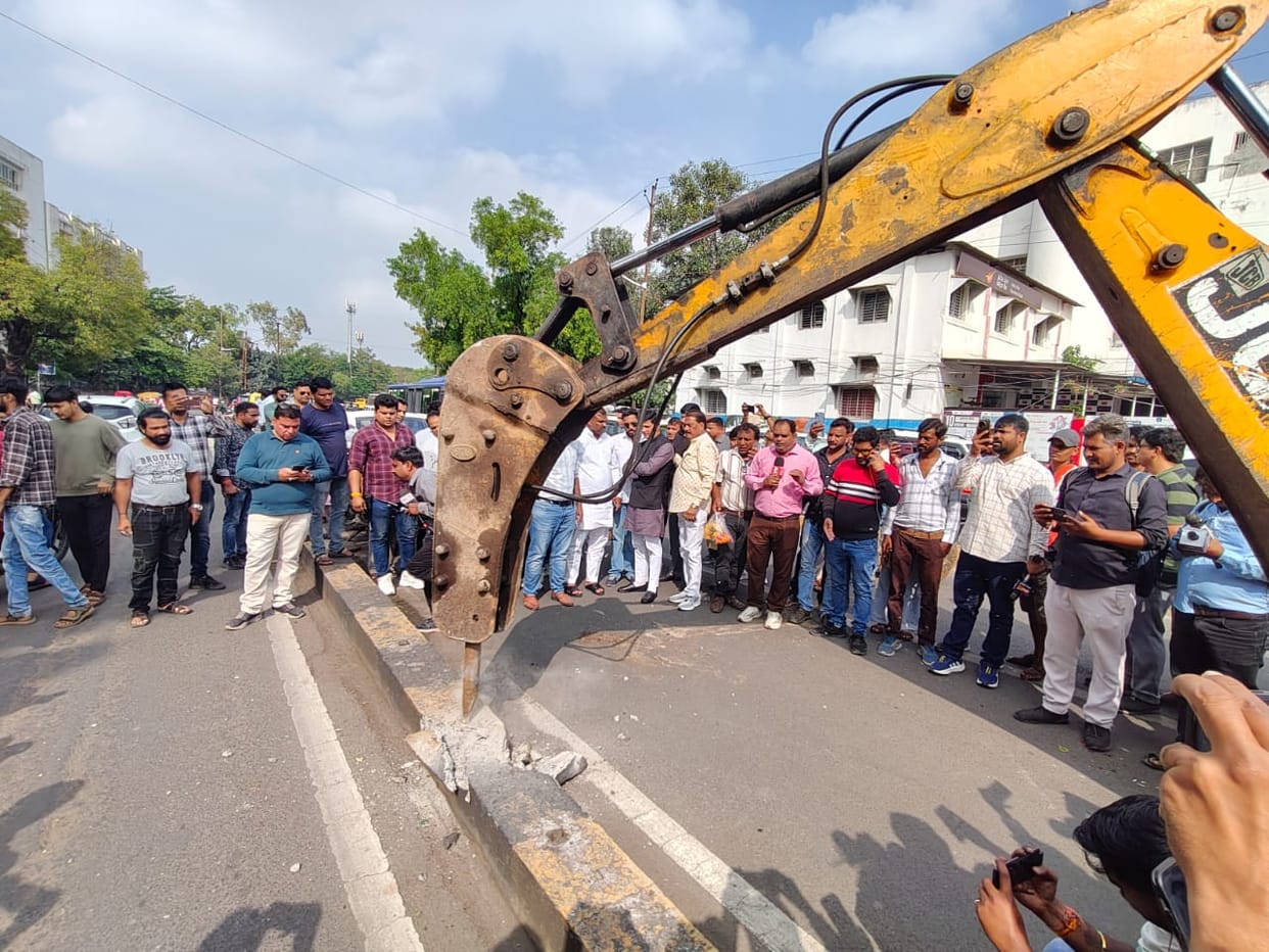 Indore News: The 300 crore BRTS project has begun to disappear, with railings uprooted in the Shivaji Vatika a