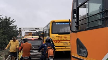 Traffic jam wreaks havoc: Over 10,000 vehicles stranded on Jhansi Highway