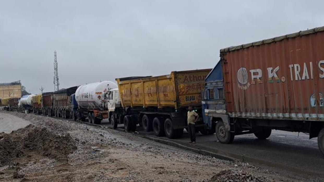 Traffic jam wreaks havoc: Over 10,000 vehicles stranded on Jhansi Highway