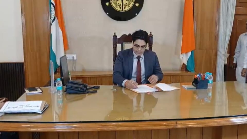 Meerut: Newly Appointed Commissioner Bhanu Chandra Goswami Assumes Charge
