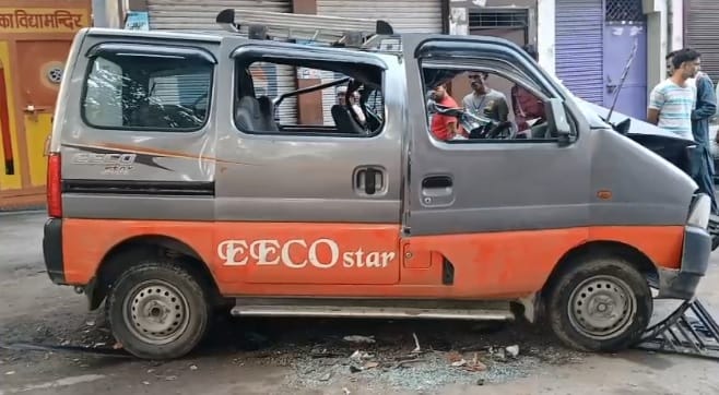 Hamirpur Accident Highspeed Eco van collides with parked truck child dies and one seriously injured