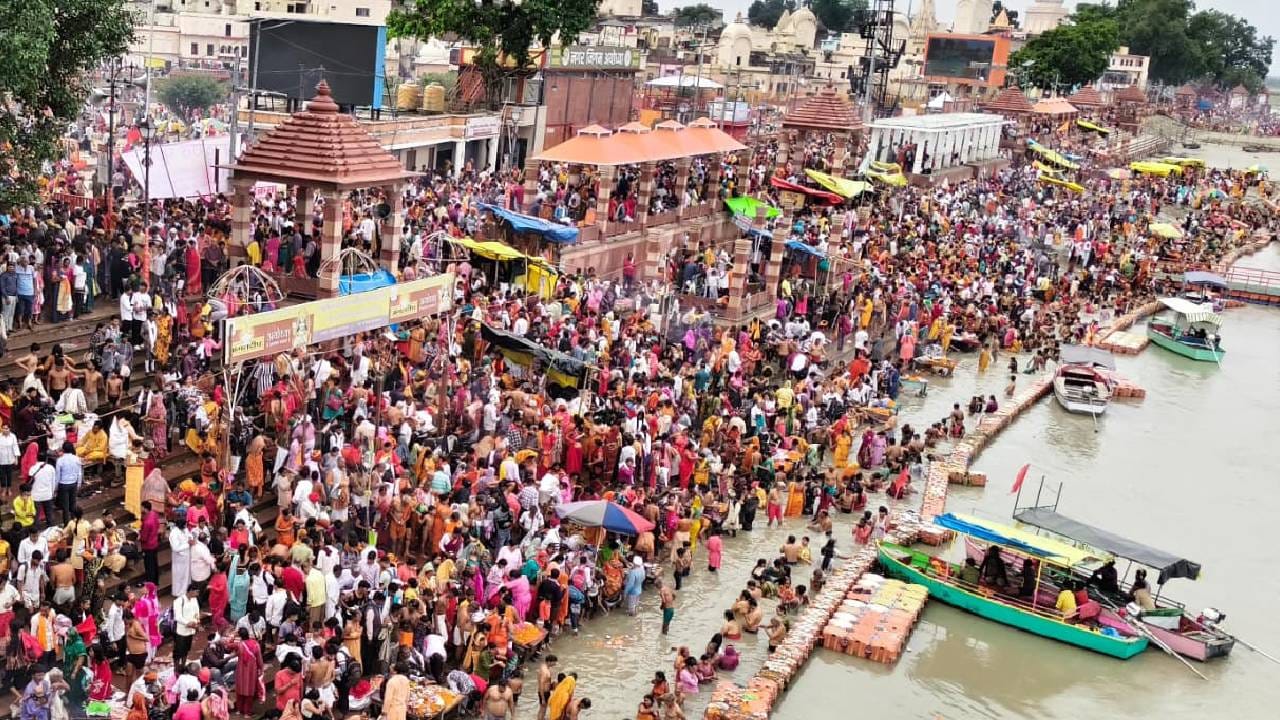 Panchkosi Parikrama Ayodhya 2025 Lakhs of Devotees Join the Holy Yatra Chanting Jai Shri Ram news in Hindi
