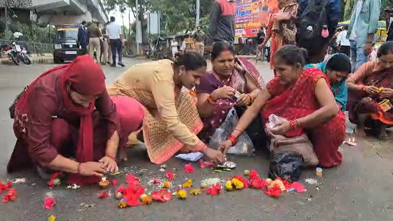 Panchkosi Parikrama Ayodhya 2025 Lakhs of Devotees Join the Holy Yatra Chanting Jai Shri Ram news in Hindi