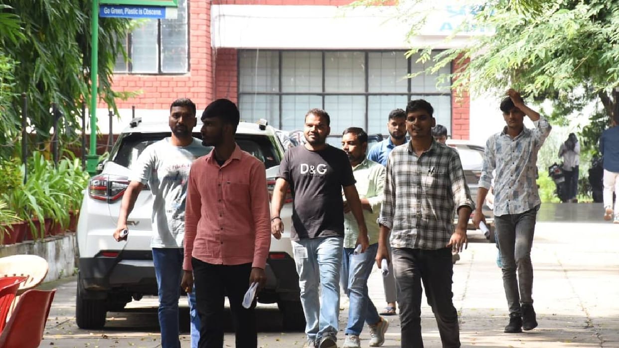 Police recruitment: 47 exam centers, 50% absent; questions about Langda mango and Banarasi sarees