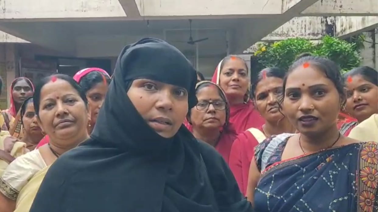 Asha Bahus protested for payment of five months work in mau