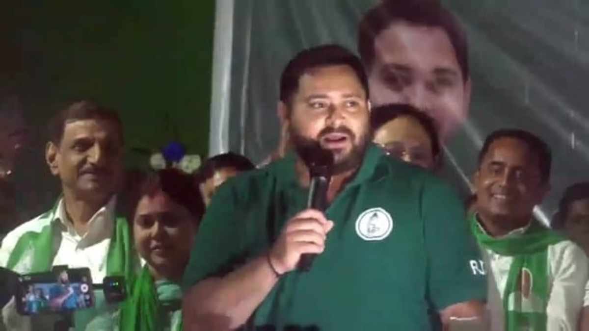 Tejashwi Yadav held a public meeting in Raghopur, saying, "Only lanterns will be lit here, outsiders will not