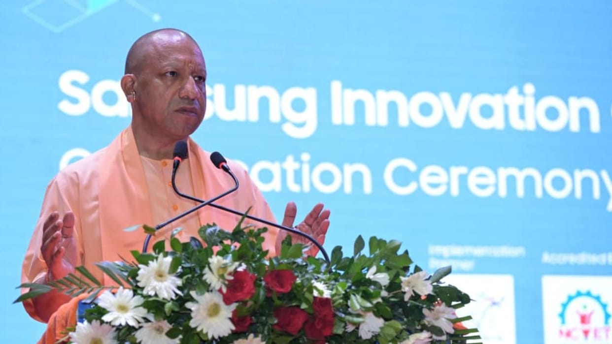 CM Yogi distribute certificates among students and give statements in Gorakhpur