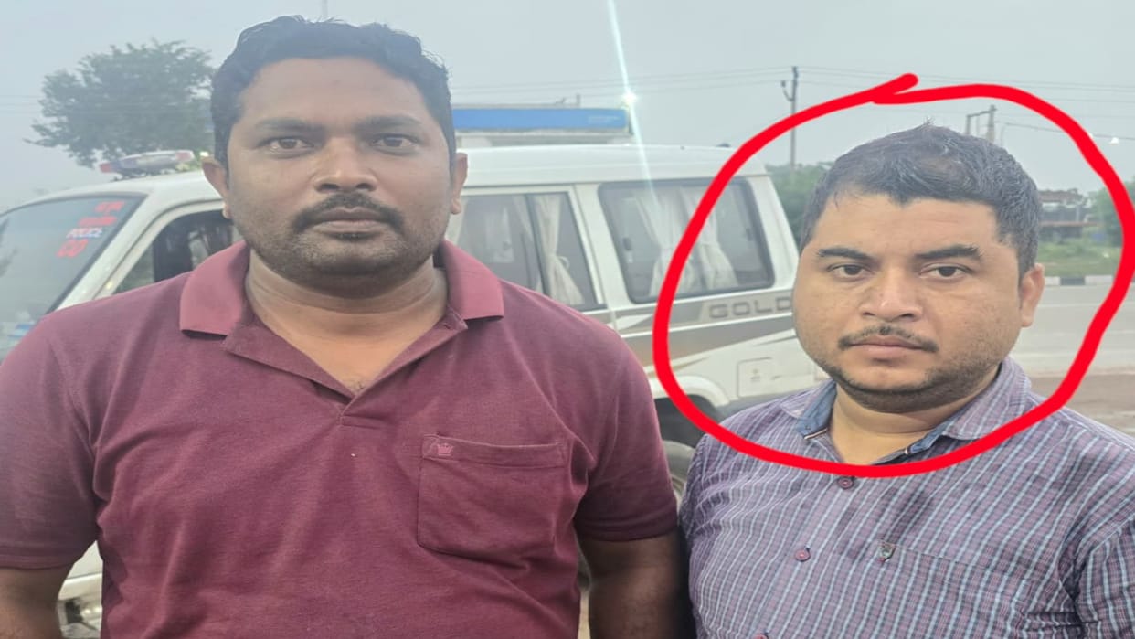 Prayagraj: Computer operator posted at Khajua CDPO office arrested red-handed while taking bribe