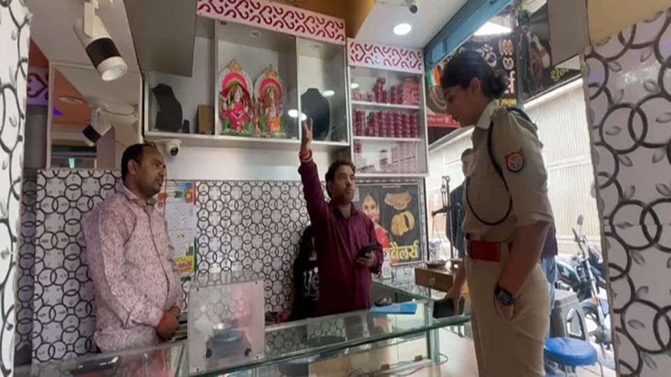 Kanpur: Thieves broke into a shop near police station and stole jewelry worth 3.3 million rupees in 20 minutes