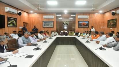 सर्किट हाउस में माघ मेला 2026 के संबंध में बैठक करते नगर विकास मंत्री एके शर्मा।