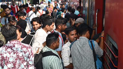Kanpur: Trains are crowded with workers and candidates, making boarding difficult