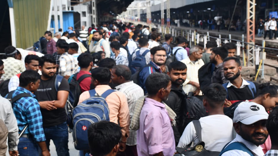 Kanpur: Trains are crowded with workers and candidates, making boarding difficult
