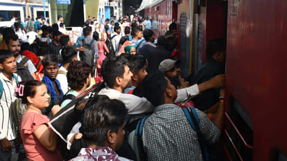 Kanpur: Trains are crowded with workers and candidates, making boarding difficult